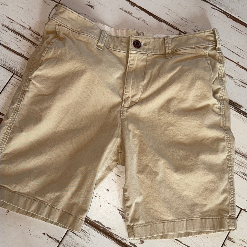 Men’s summer sale! ! Men’s Hollister Classic Fit Flat front khaki shorts size 30